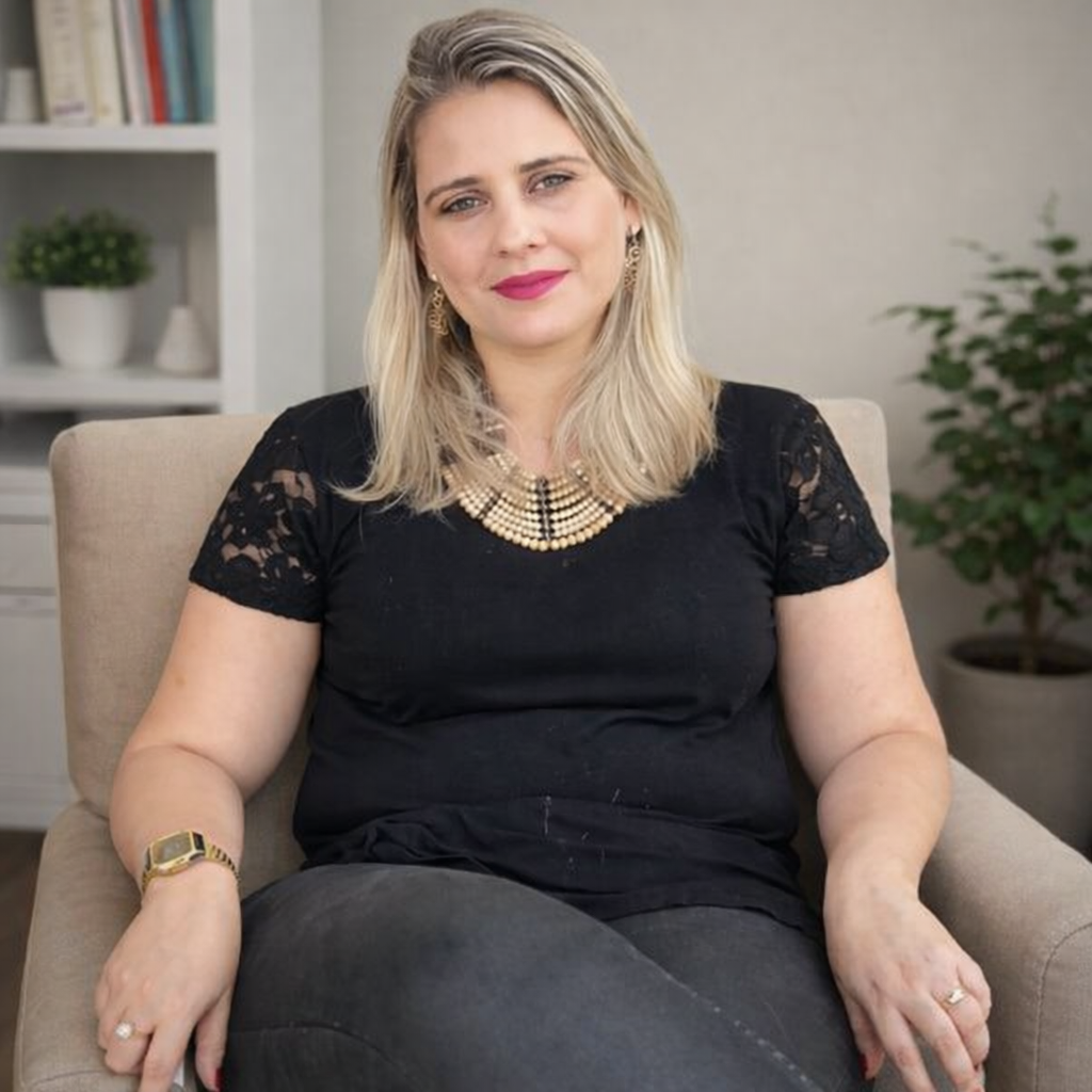 Psicóloga Sara Rebouças em ambiente profissional